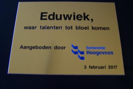 Graveer en inlakwerk in goudkleurig alu.