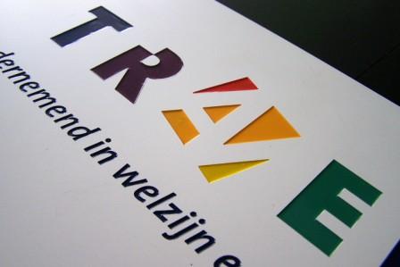 Inlakwerk in trespa logobord